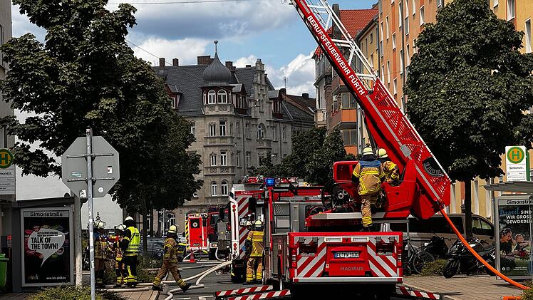Wohnungsbrand verursacht Rauchwolke &uuml;ber F&uuml;rth: Feuerwehr r&uuml;ckt  mit zwei Drehleitern an