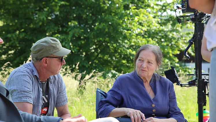 Gast-Darstellerin Marianne S&auml;gebrecht (Bild: im Gespr&auml;ch mit einem Crew Mitglied) brilliert im "Watzmann ermittelt"-Krimi in der Rolle Maria Hauser.