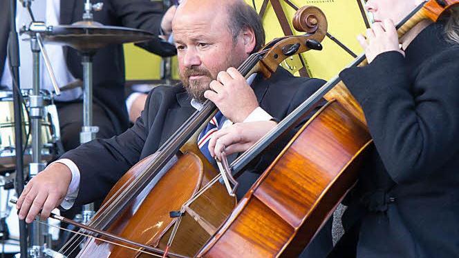 Burkhard Sauber vom Orchester des Landestheaters Coburg verstärkte die Cello-Gruppe.