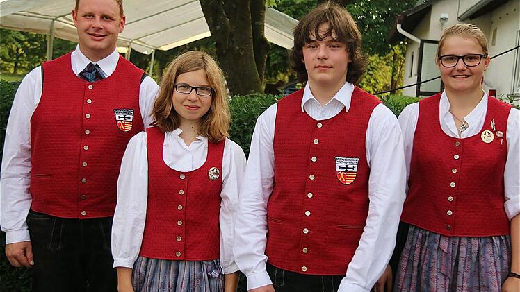 (V.l.): Vorsitzender Andre Reith ehrte die junge Klarinettistin Helena Manger mit Silber für die bestandene D2-Püfung. Bronze ging an den Bariton-Hornisten Markus Birkl. Dazu gratulierte auch die neue Dirigentin Laura Breuter.