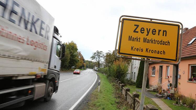 Wie lange rollen die Lastwagen noch durch Zeyern? Für die Umgehung herrscht mittlerweile Baurecht. Foto: Archiv/Barbara Herbst