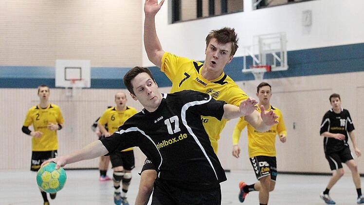 Mit fairen Mitteln stoppt der Coburger Max Kastner (hinten) den SG-Handballer Timmi Schardt.