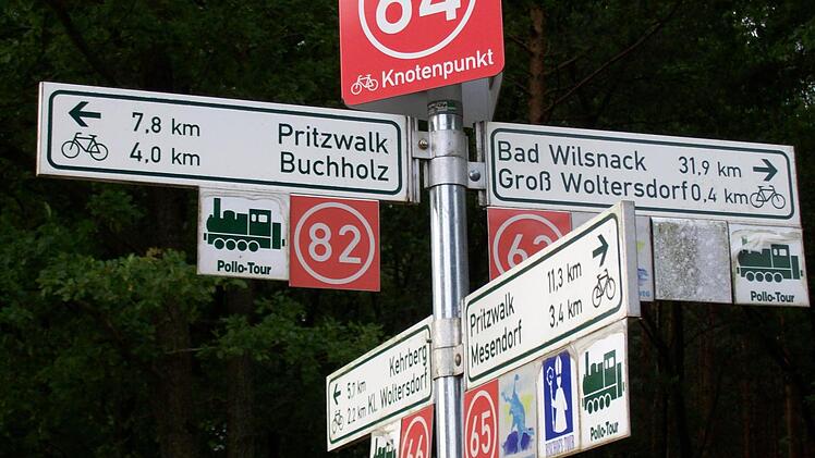 Nicht nur ein Kreuz mit den Radwegen, sondern auch ein Kreuz sei es mit den Wegweisern, berichtete Dietmar Hofmann zur Halbzeit seiner Wanderung von Rostock nach Ebern. Öfters als sonst musste er die Einheimischen nach dem richtigen Weg fragen.Fotos: Johanna Eckert