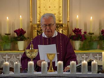 Für jeden der acht verschleppten und getöteten Betreuten wurde im Gedenkgottesdienst eine Kerze entzündet. Foto: Anthon Then