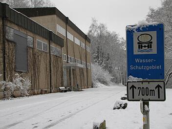 Die drei Brunnen in Römershag liegen versteckt im Sinntal am Weg zum Weg nach Riedenberg. Das Wasserwerk steht direkt am Wegesrand. Foto: Ulrike Müller