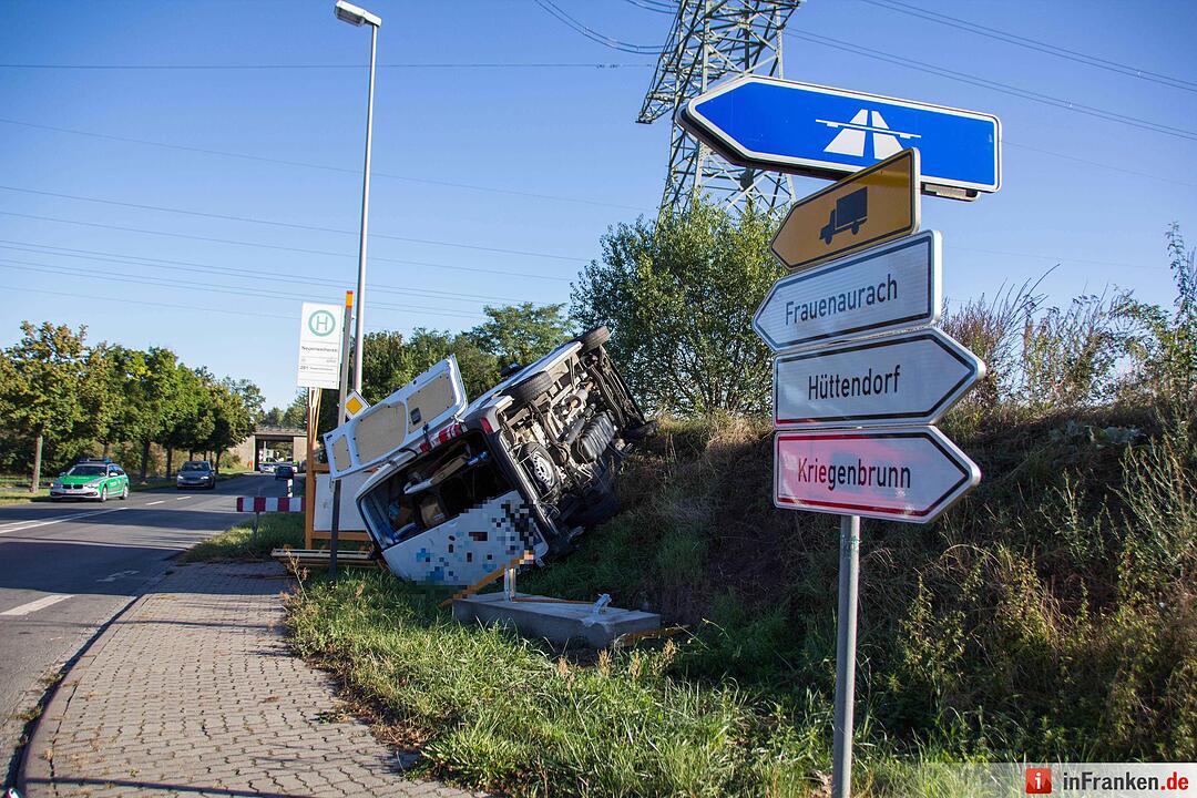 Transporter kollidiert mit Kleinwagen und kracht in Bushaltestelle