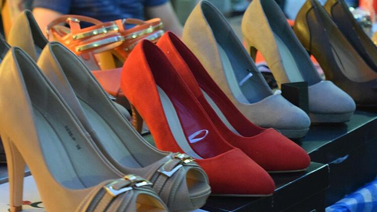 Auf dem Flohmarkt fanden Frauen das passende Schuhwerk für besondere Anlässe.  Foto: Daniela Pondelicek