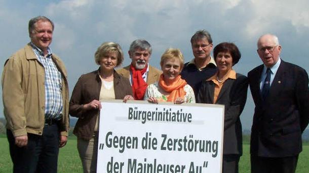 Vor acht Jahren: Sie haben die Bürgerinitiative ins Leben gerufen  - von links: Siegfried und Sieglinde Escher, Werner und Ingrid Krauß, Dieter und Marianne Weith sowie Dr. Ewald Müller. Im Hintergrund ist das Gelände zu sehen, auf dem der Kies abgebaut werden soll.  Foto: Jürgen Gärtner