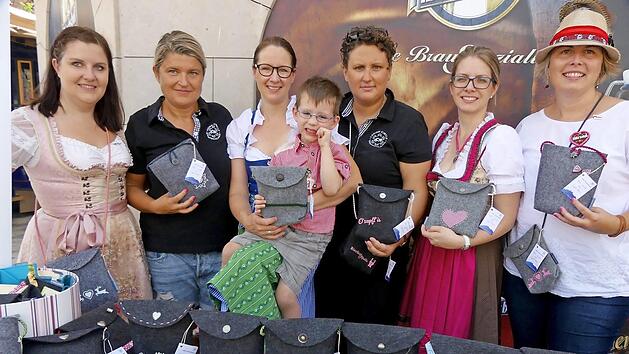 Die Dirndl-Taschen, die "Ladies Circle" vor dem Bierzelt anboten, waren bald vergriffen: im Bild (von links): Yvonne Vie&szlig;mann, Pr&auml;sidentin Katja Walther, Nicole Neuber mit Sohn Paul, Katrin Landgraf, Mareike Haas und Past-Pr&auml;sidentin Melanie Schieber Foto: Dieter H&uuml;bner