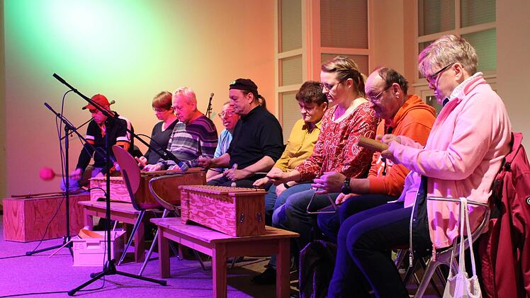 Die Orff-Gruppe präsentierte unter anderem eine Eigenkomposition.    Foto: Evi Seeger