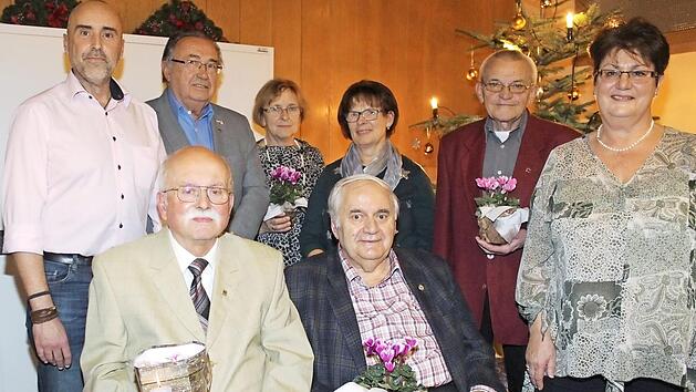 Ehrungen beim VdK Burgkunstadt: von links (stehend) Zweiter Vorsitzender Michael Fraunholz, Heinz Hofmann, Annelise Petterich, Maria Heitzer, Alfred Dressel und Vorsitzende Sylvia Heib sowie (sitzend) Heinrich Müller und Otto Schuhmann Foto: Roland Dietz