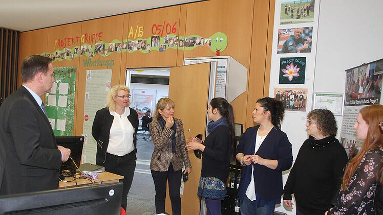 Das "Future Online Social School Project”, bei dem FOS-Schüler Menschen mit Behinderungen bei der Arbeit am Computer helfen, zusammen. Foto: Sonny Adam