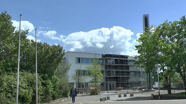 Unter anderem auch am Zweckverband Schulzentrum ist die Stadt Ha&szlig;furt finanziell beteiligt. Die Stadt bildet zusammen mit dem Landkreis Ha&szlig;berge den Zweckverband f&uuml;r das Schulzentrum, in dem mehrere Schulen untergebracht sind. Christian Licha