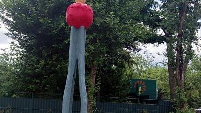 Die Corona-Pandemie greift diese Skulptur auf.Heike Schülein