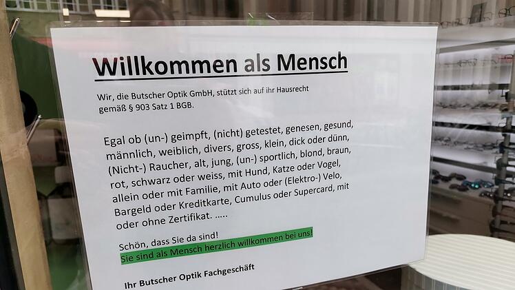 Bamberger Optiker mit skurrilem Schaufenster-Aushang  - das ist seine Botschaft