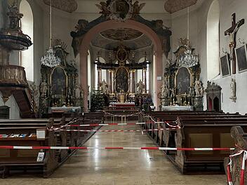 Blick  zum Altarraum: Das Kirchenschiff ist abgesperrt. Nach der Sanierung der Decke, kann es wieder genutzt werden. Foto: Thomas Malz