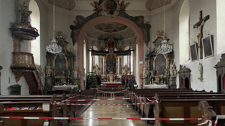 Blick  zum Altarraum: Das Kirchenschiff ist abgesperrt. Nach der Sanierung der Decke, kann es wieder genutzt werden. Foto: Thomas Malz