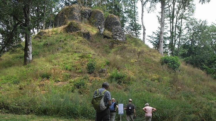 Die Burgruine von Werberg, einst fuldischer Besitz. Das Festungswerk wurde mehrfach belagert, erobert, rückerobert und 1444 endgültig zerstört.