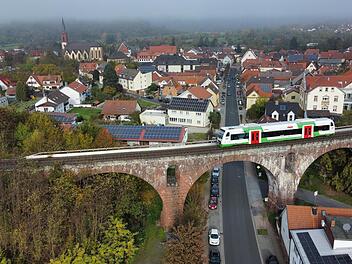 Die Eisenbahnbrücke in Euerdorf ist ein Wahrzeichen des Ortes, aber aktuell auch ein Zankapfel zwischen der Gemeinde und der Deutschen Bahn AG.
