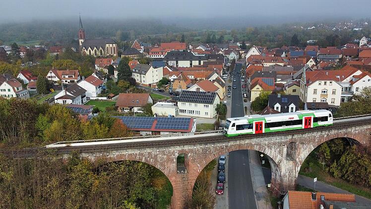 Die Eisenbahnbrücke in Euerdorf ist ein Wahrzeichen des Ortes, aber aktuell auch ein Zankapfel zwischen der Gemeinde und der Deutschen Bahn AG.