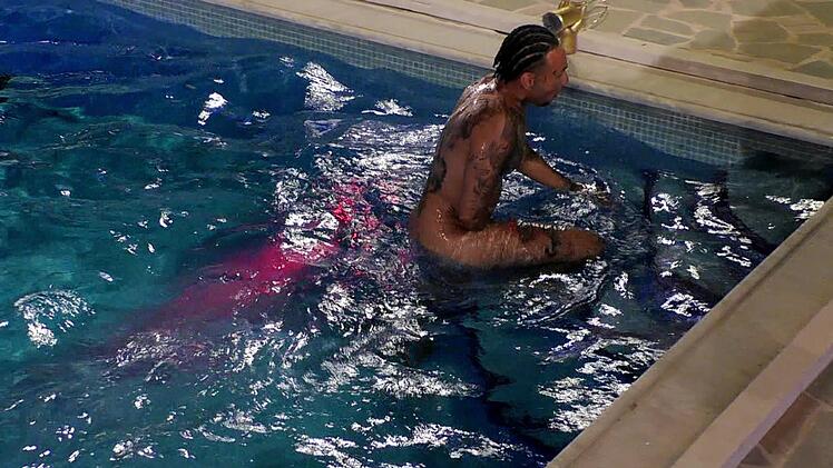 Jona wagt den Sprung in den Pool.