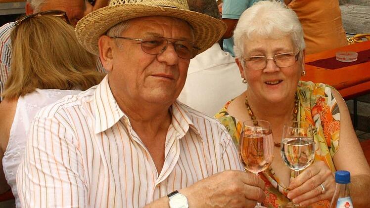 Hildegard und Gerhard Mark sind seit 34 Jahren beim Weinfest dabei. Foto: Th. Meyer