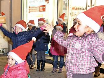 Die Kids ließen es auf dem Weihnachtsmarkt krachen. Fotos: Peter Rauch