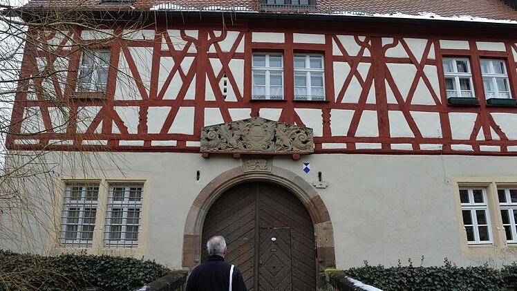 Der Weg führt über eine Zugbrücke. Foto: Ronald Rinklef