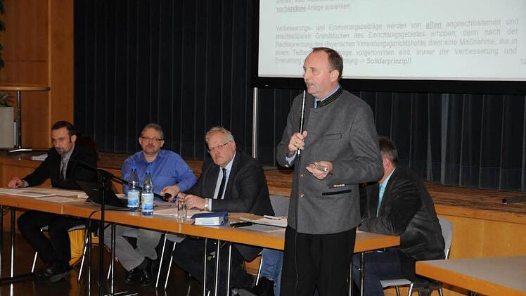 Heinrich Schulte vom Satzungsbüro Müller in Veitshöchheim informierte über die gesetzlichen Grundlagen. Foto: Gerold Snater