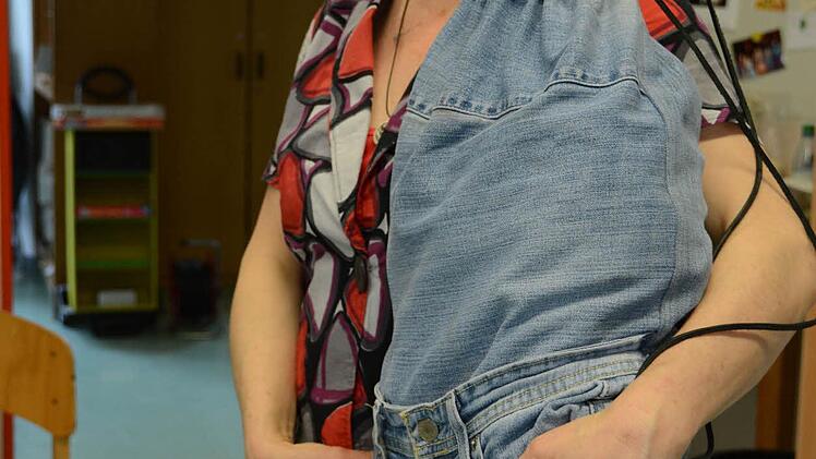 Das ist aus der alten Jeans von Hannelore Rundell geworden: Eine Kräutersammeltasche. Foto: Elisabeth Assmann