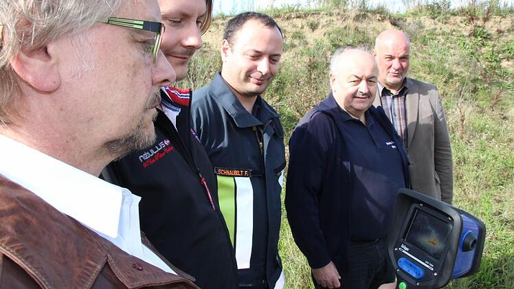 Rainer und Matthias Kotte (von links) testen die Wärmebildkamera, die ihre Firma gesponsert hat. Franz Schnaubelt, Roland Schnaubelt und Bürgermeister Ralf Holzmann (weiter nach rechts) sind begeistert, dass nun auch die Feuerwehr über ein solches Gerät verfügt. Foto: Matthias Beetz