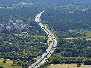 Die Ostumfahrung nach dem Vorschlag der Bahn würde rechts der A 73 verlaufen und ein Baufeld von rund 40 Metern Breite erfordern. Unser Bild zeigt die Autobahn zwischen Flugplatz (rechts) und den Häusern von Lichteneiche (links).   Foto: Ronald Rinklef