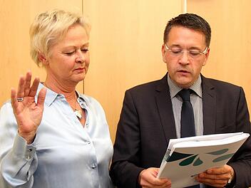 Karin Frank wurde von Bürgermeister Karsten Fischkal vereidigt.  Fotos: Johanna Blum