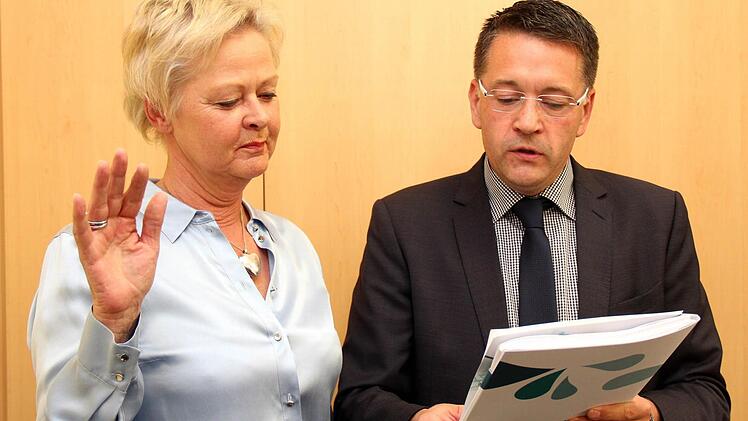 Karin Frank wurde von Bürgermeister Karsten Fischkal vereidigt.  Fotos: Johanna Blum