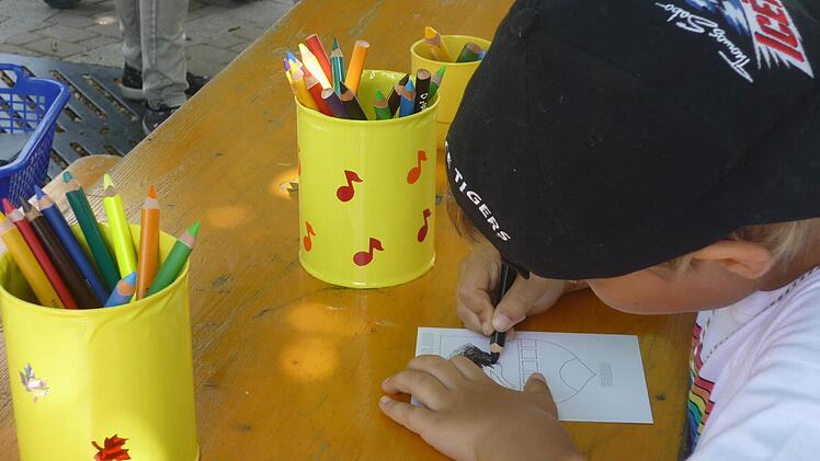 Eberner Postkarten, gemalt von den Kinder des Städtischen Kindergarten Regenbogen aus Ebern.  Foto: Johanna Eckert