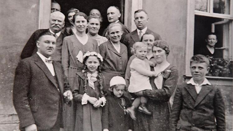 Hätten Sie sie erkannt? Das zweijährige "Margala" auf dem Arm einer Verwandten bei einer Kommunionfeier. Links daneben die stolze Mama, Liesl Müller, geborene Motschenbacher Repro: Ronald Rinklef