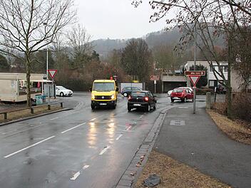 Der Plan sieht eine Mittelinsel etwa auf Höhe des gelben Transporters vor. Um auf die nötige Breite zu kommen, müsste der Gehsteig rechts etwas weiter in die angrenzende Grünfläche verlegt werden. Links nehmen diverse Hindernisse Autofahrern und Fußgängern die Sicht. Foto: Ulrike Nauer