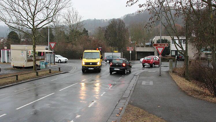 Der Plan sieht eine Mittelinsel etwa auf Höhe des gelben Transporters vor. Um auf die nötige Breite zu kommen, müsste der Gehsteig rechts etwas weiter in die angrenzende Grünfläche verlegt werden. Links nehmen diverse Hindernisse Autofahrern und Fußgängern die Sicht. Foto: Ulrike Nauer