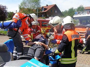 Erst einmal an den Verletzten herankommen mussten die Feuerwehrleute und die Helfer vor Ort, ehe die Bergung erfolgen konnte. Foto: Wolfgang Saam