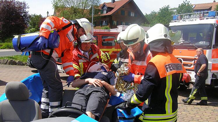 Erst einmal an den Verletzten herankommen mussten die Feuerwehrleute und die Helfer vor Ort, ehe die Bergung erfolgen konnte. Foto: Wolfgang Saam