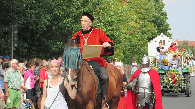 Der Herold verkündete die Rahmenbedingungen für ein sicheres Geleit.