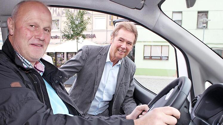 "Lässt sich sehr gut fahren”, stellte Bürgermeister Gerald Brehm fest. Im Bild mit Herbert Fiederling von der Anneliese-Knobelspieß-Stiftung