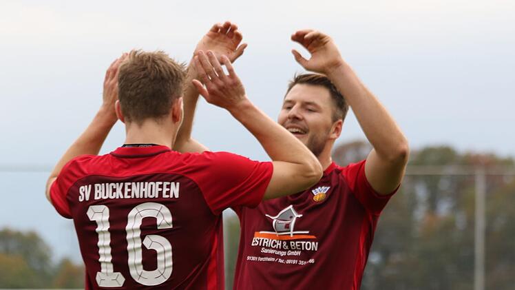 Die beiden Buckenhofener Torschützen Jonas Weber und Florian Eichinger bejubeln die Vorentscheidung nach dem 2:0 für die Gäste.