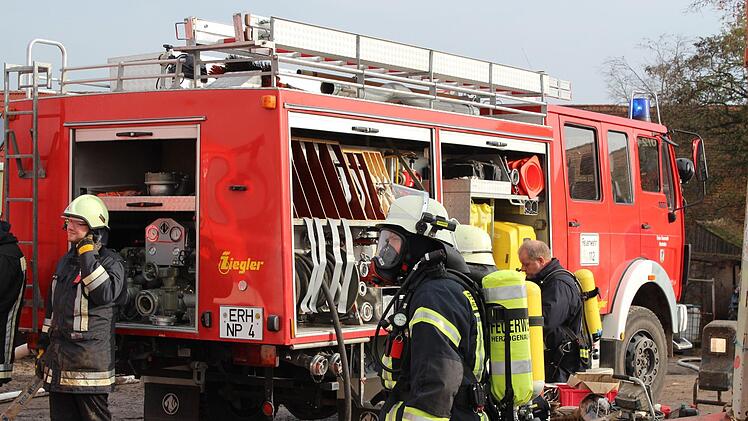 Ein Atemschutzgeräteträger der FFW Herzogenaurach in voller Montur.