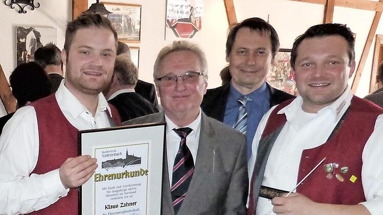 Marcel Ott (links) ernannte Klaus Zahner zum Ehrenmitglied des Musikvereins Stadtsteinach, mit im Bild Bürgermeister Roland Wolfrum und Christoph Hohlweg.