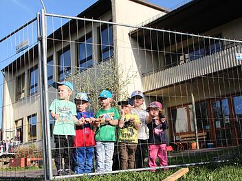 Kleine Zuschauer: Louis (von links), Tom, Mika, Eddy, Hanna und Kiara beobachten das Geschehen auf der Baustelle. Der Neubau des Kindergartens in Volkers zählt zu den wesentlichen Investitionen in diesem Jahr.  Foto: Ulrike Müller