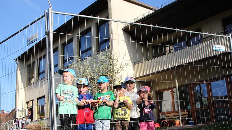 Kleine Zuschauer: Louis (von links), Tom, Mika, Eddy, Hanna und Kiara beobachten das Geschehen auf der Baustelle. Der Neubau des Kindergartens in Volkers zählt zu den wesentlichen Investitionen in diesem Jahr.  Foto: Ulrike Müller