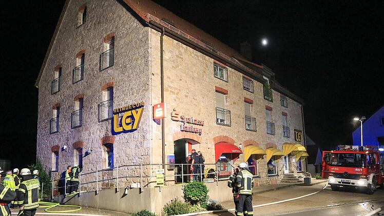 Die Feuerwehr rückte zum Alarmierungsort aus. Die Täter waren schon längst in einem schwarzen Audi A 3 getürmt.  Foto: News5/Merzbach