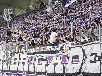 Ein Fußballfan aus Aue machte sich in Himmelkron mit dem Hitlergruß  strafbar. Damit brachte er auch die anderen Anhänger des FC Erzgebirge in Verruf. Foto: dpa