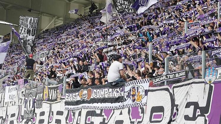 Ein Fußballfan aus Aue machte sich in Himmelkron mit dem Hitlergruß  strafbar. Damit brachte er auch die anderen Anhänger des FC Erzgebirge in Verruf. Foto: dpa